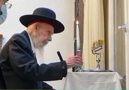 ראש הישיבה הדליק נר שמיני של חנוכה • צפו