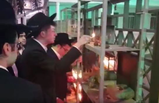 בחורי אור ישראל מדליקים נר חמישי של חנוכה