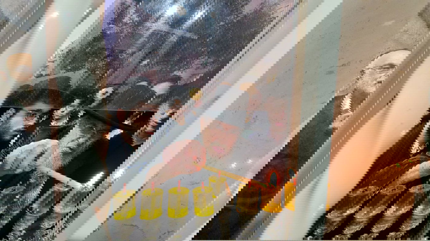 הגרב"מ אזרחי בהדלקת נרות חנוכה • צפו