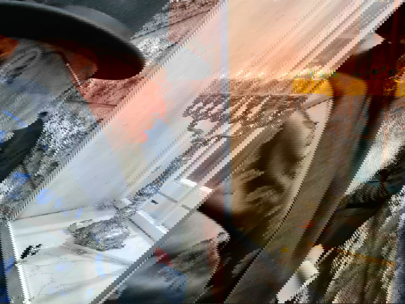 הגרב"מ אזרחי בהדלקת נרות חנוכה • צפו