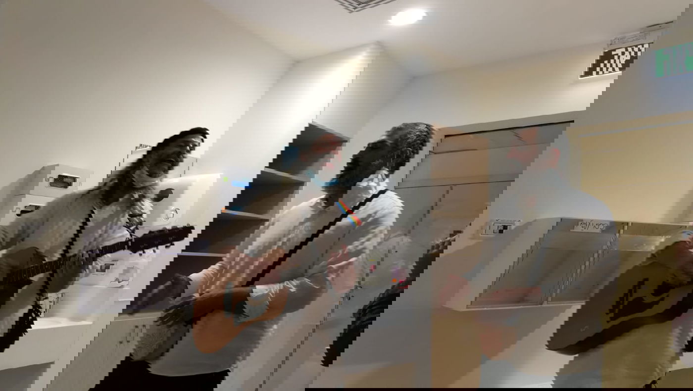 כשהפרשן המוכר הגיע לשמח חולים • צפו