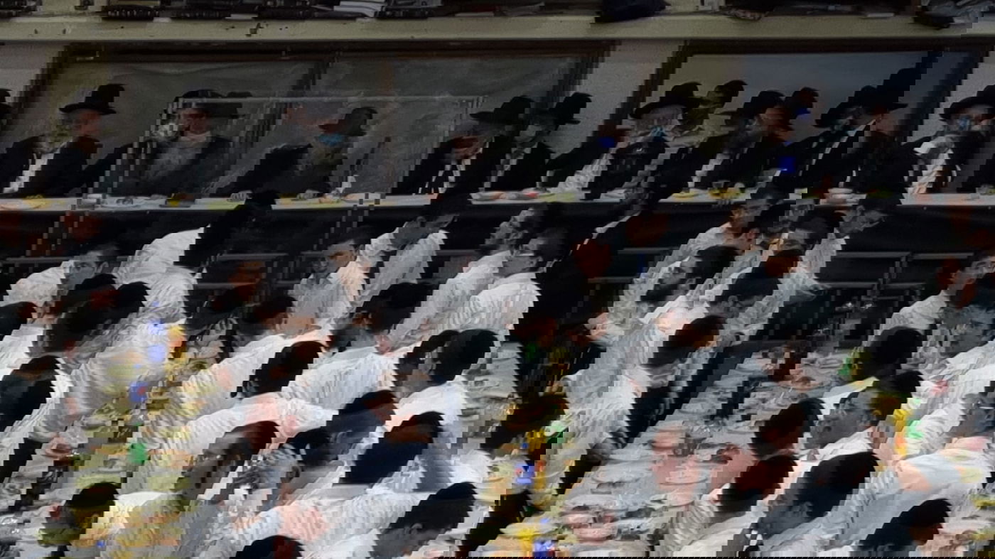 בראשות הגר"ג אדלשטיין: מסיבת חנוכה בישיבת פוניבז' • צפו