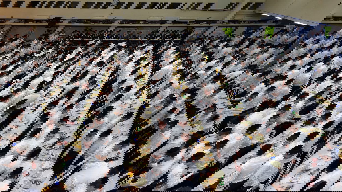 בראשות הגר"ג אדלשטיין: מסיבת חנוכה בישיבת פוניבז' • צפו