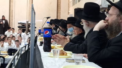 מסיבת חנוכה בישיבת פוניבז'