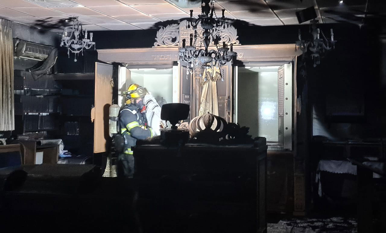 חילוץ ספרי תורה מבית כנסת בוער | ארכיון