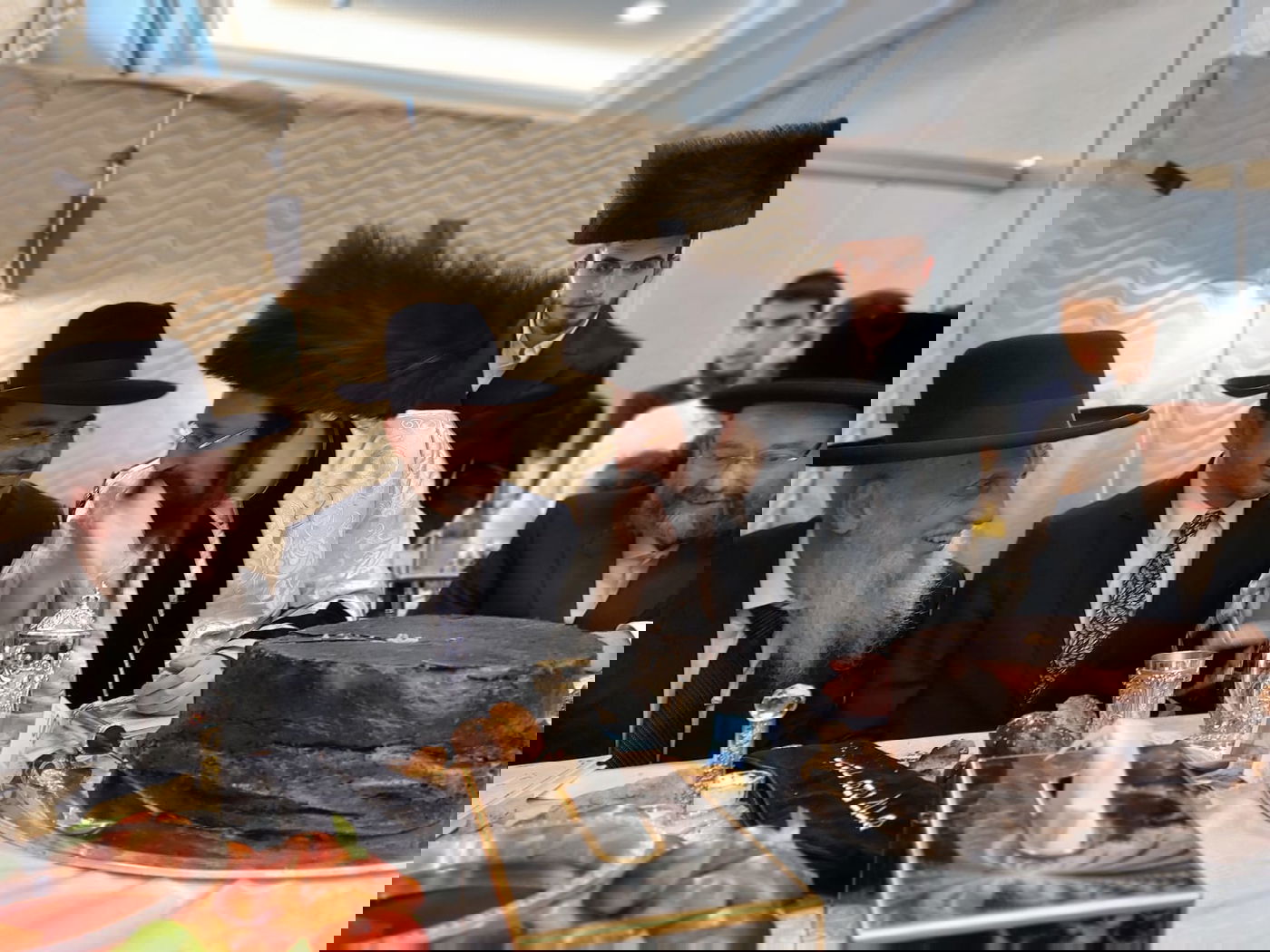 תיעוד: הדלקת 'נר שמיני' ו'טיש' זאת חנוכה במעז'בוז