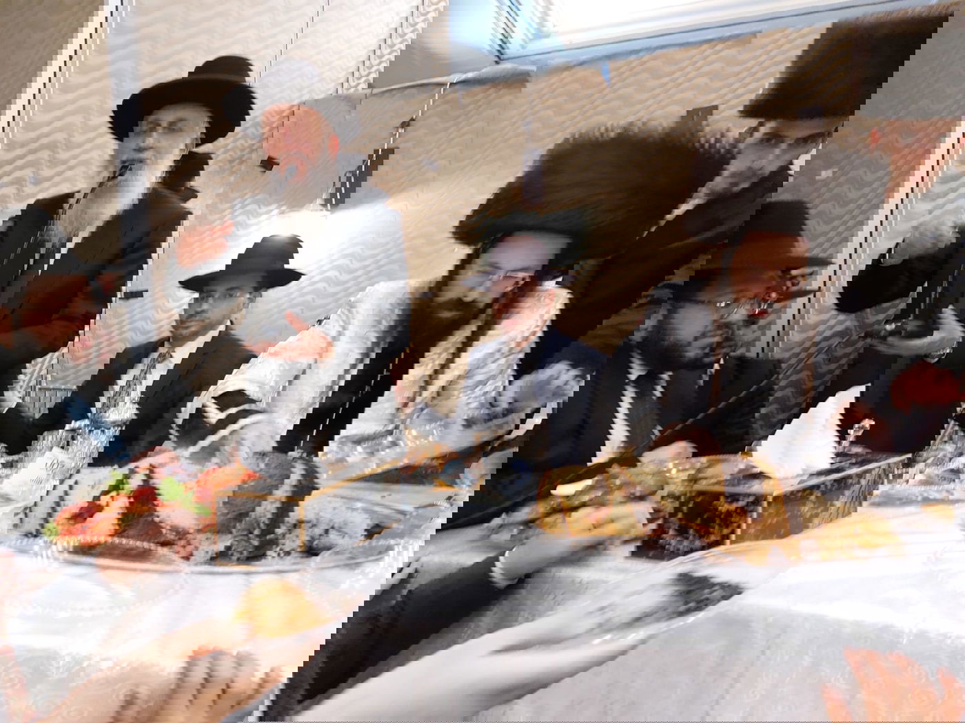 תיעוד: הדלקת 'נר שמיני' ו'טיש' זאת חנוכה במעז'בוז