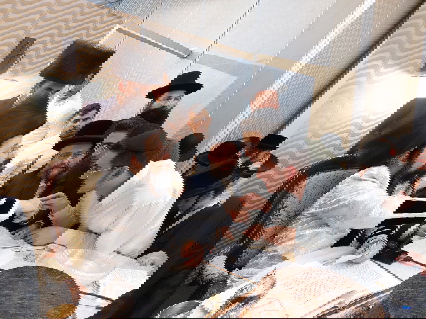 תיעוד: הדלקת 'נר שמיני' ו'טיש' זאת חנוכה במעז'בוז