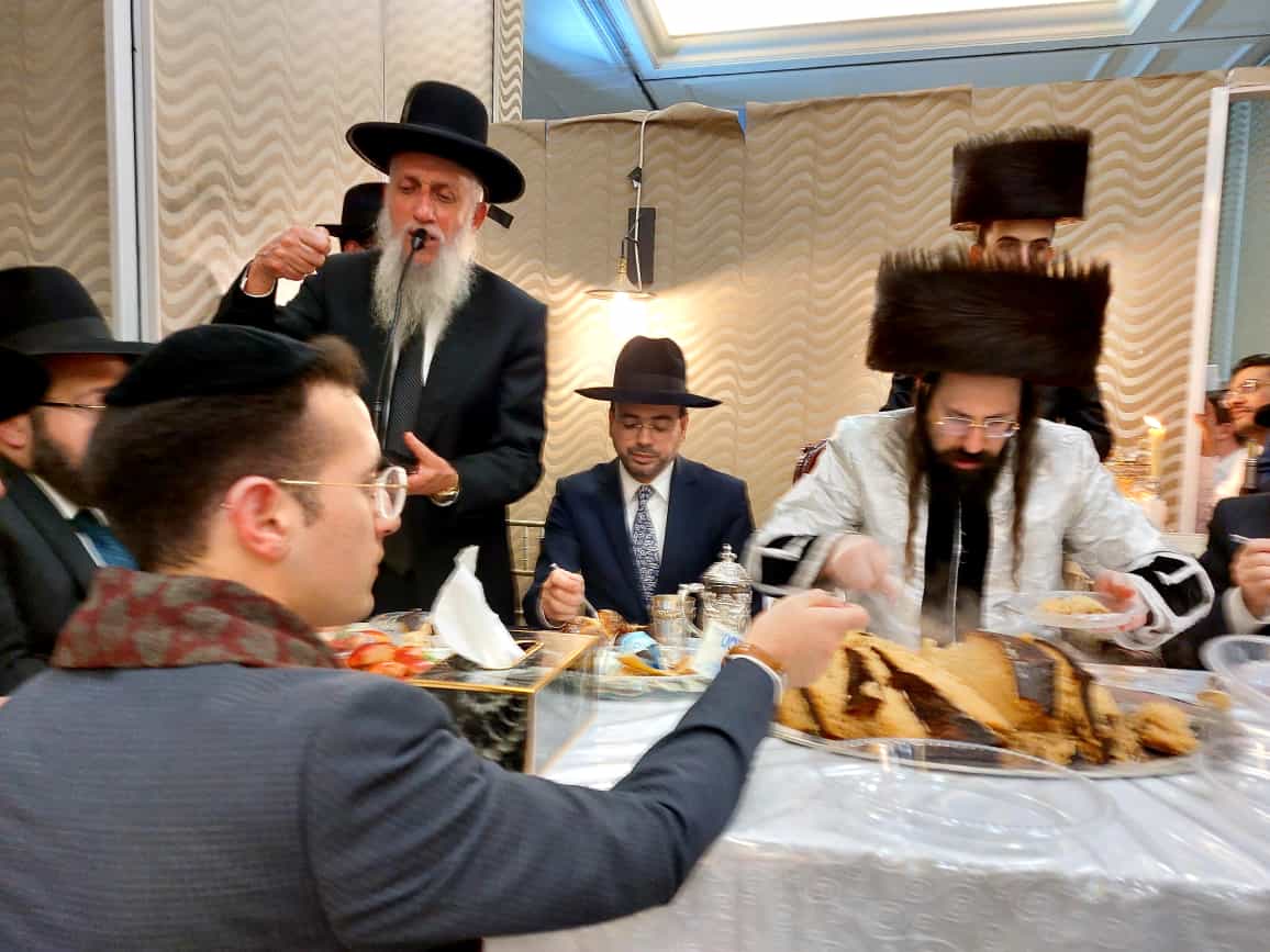 תיעוד: הדלקת 'נר שמיני' ו'טיש' זאת חנוכה במעז'בוז