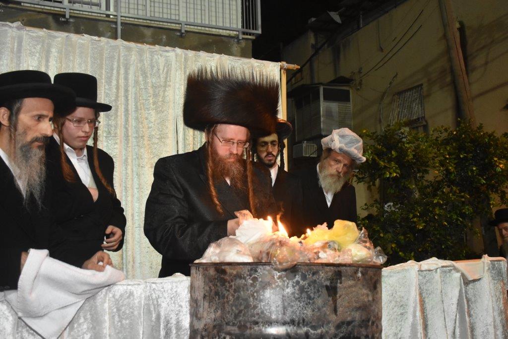 'זאת חנוכה': הרבי משומרי אמונים שרף את הפתילות