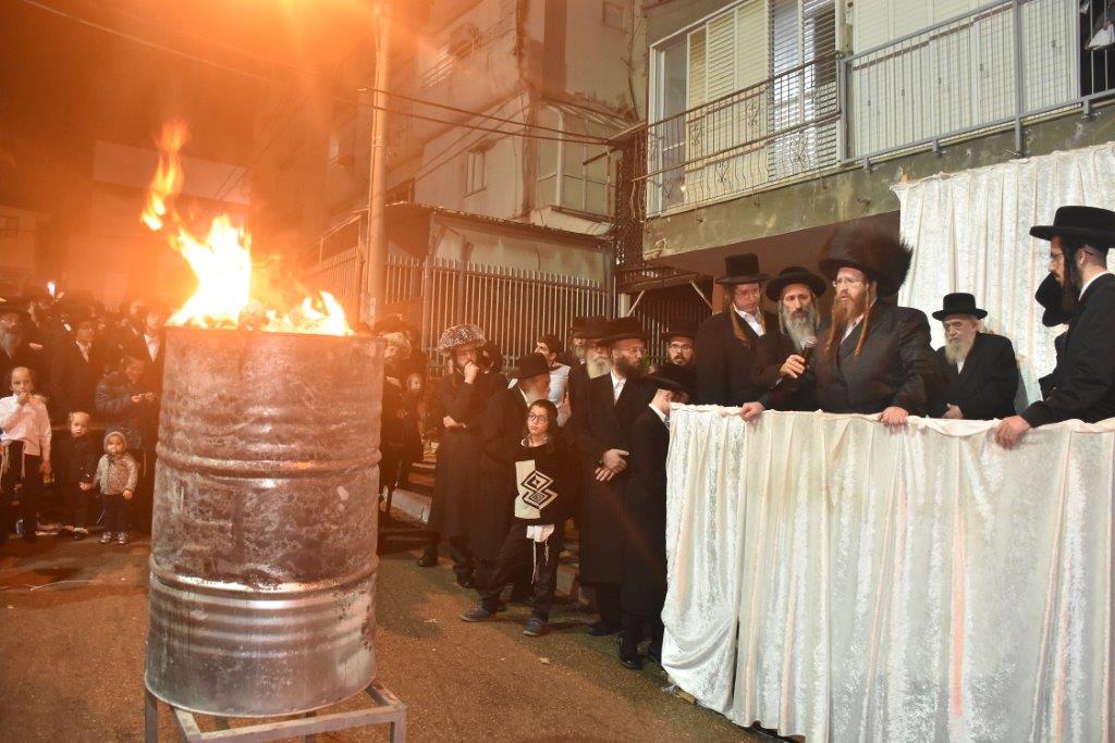 'זאת חנוכה': הרבי משומרי אמונים שרף את הפתילות