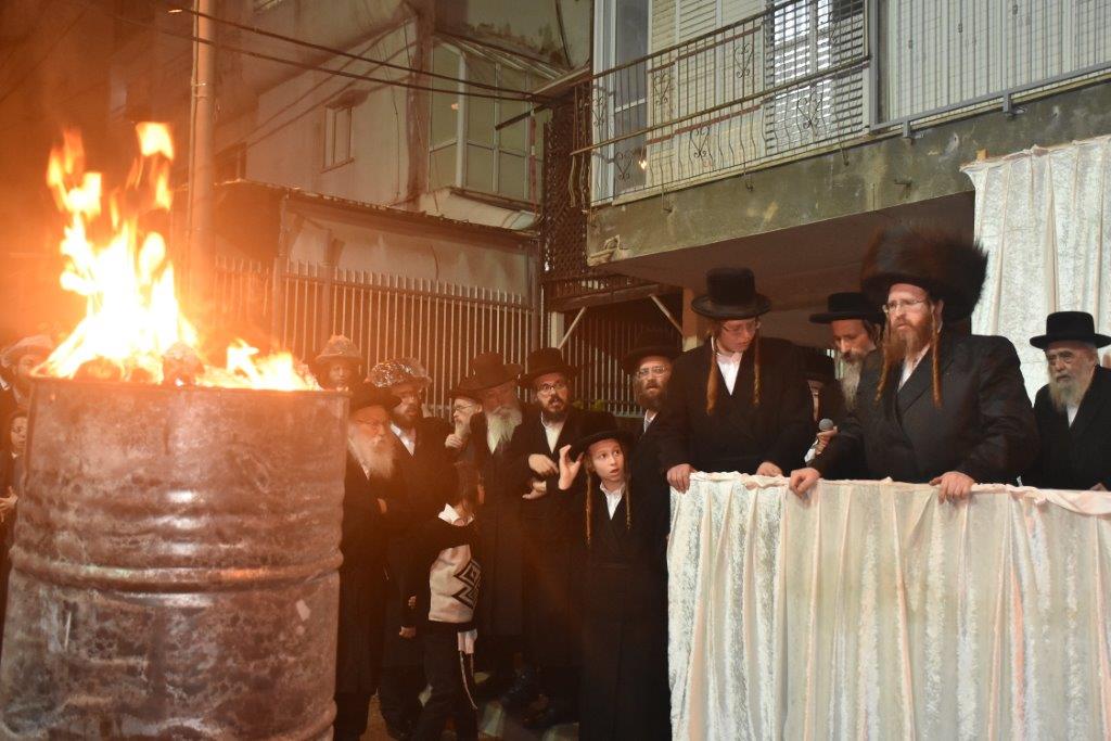 'זאת חנוכה': הרבי משומרי אמונים שרף את הפתילות
