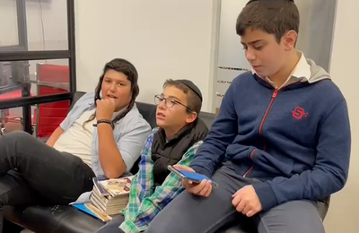 צפו מאחורי הקלעים: ילדי המג'יק קאס משתעשעים