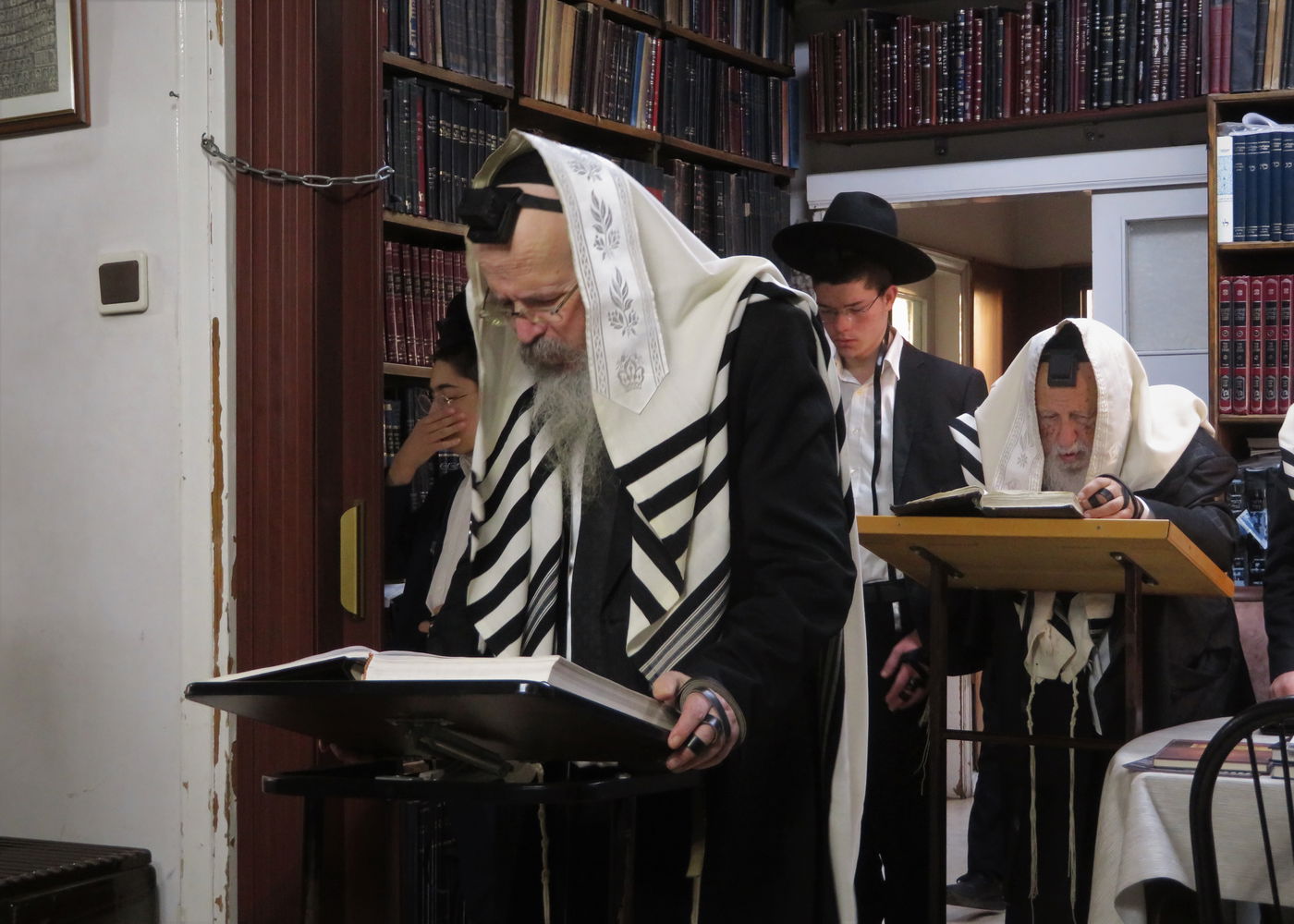 ראש הישיבה ניגש ל'עמוד' התפילה ביארצייט לאביו; תיעוד