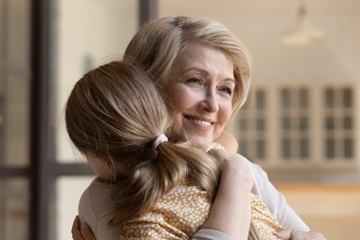 מומחים: הפסיקו להגיד לילדים שלכם לחבק אנשים