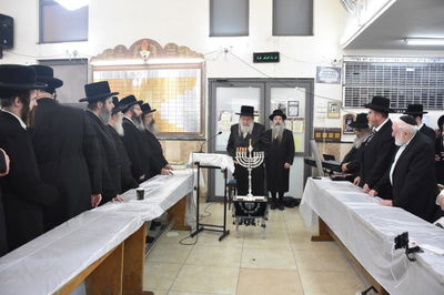 הרבי מאשלג במעמד ההדלקה