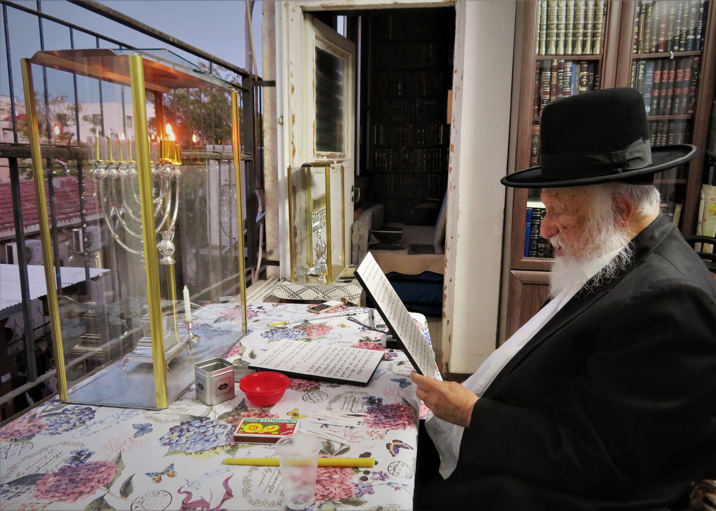 הגרב"ד פוברסקי בהדלקת נרות חנוכה • צפו