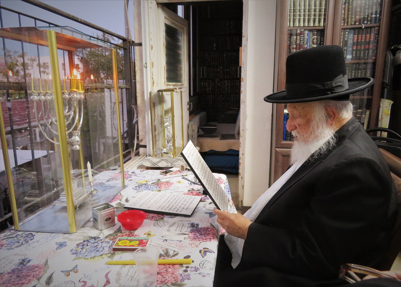 הגרב"ד פוברסקי בהדלקת נרות חנוכה • צפו