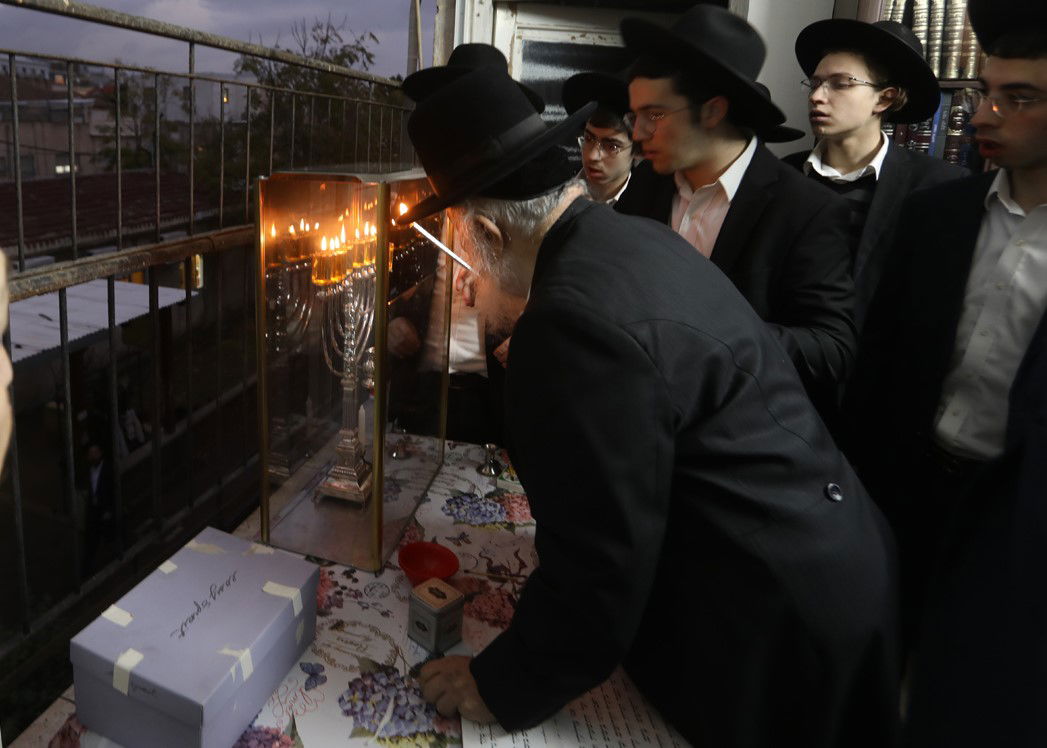 הגרב"ד פוברסקי בהדלקת נרות חנוכה • צפו