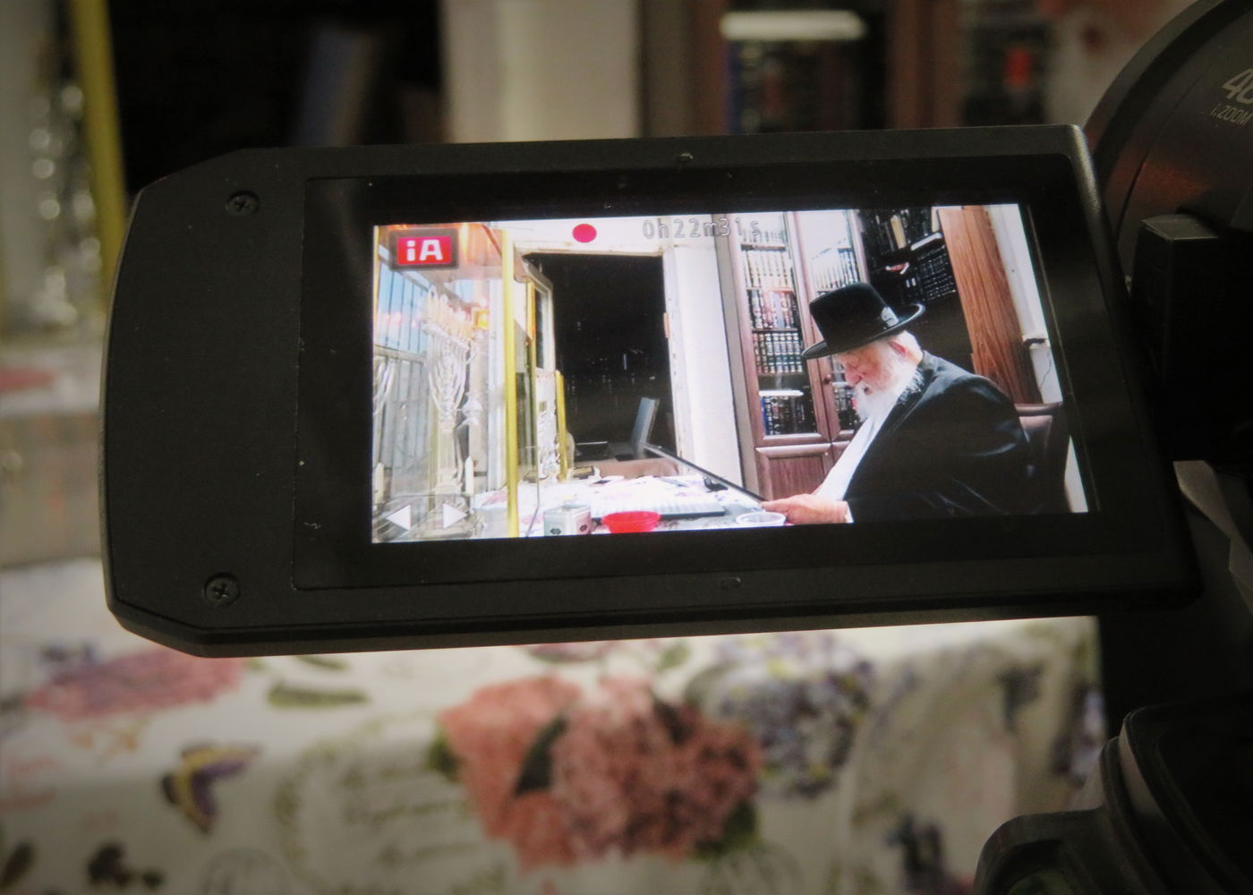 הגרב"ד פוברסקי בהדלקת נרות חנוכה • צפו