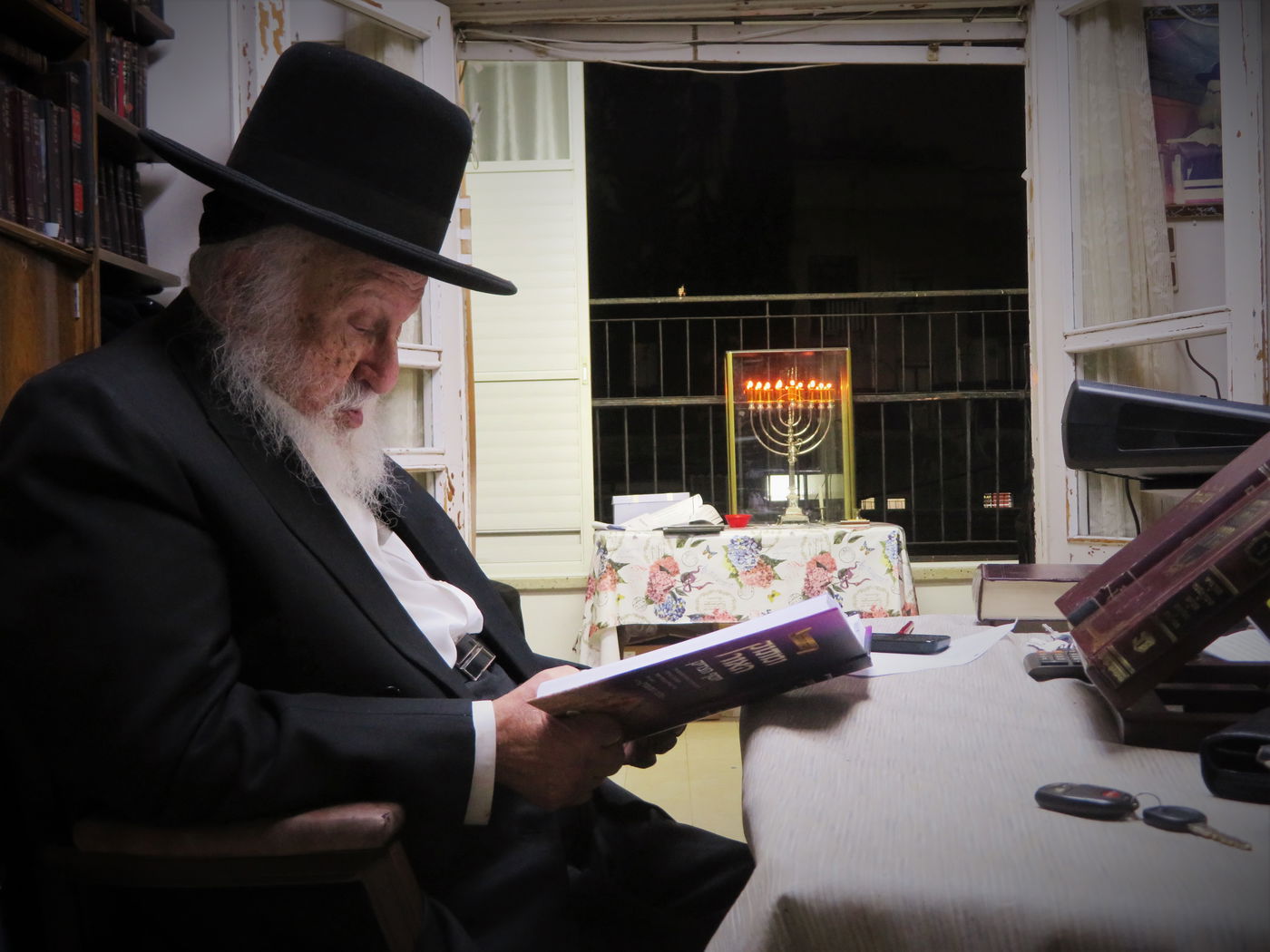 הגרב"ד פוברסקי בהדלקת נרות חנוכה • צפו