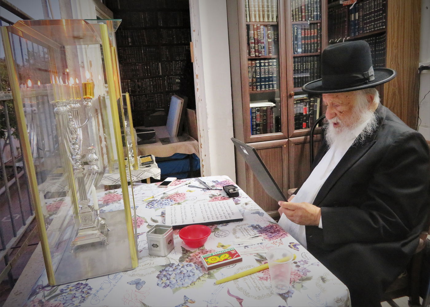 הגרב"ד פוברסקי בהדלקת נרות חנוכה • צפו