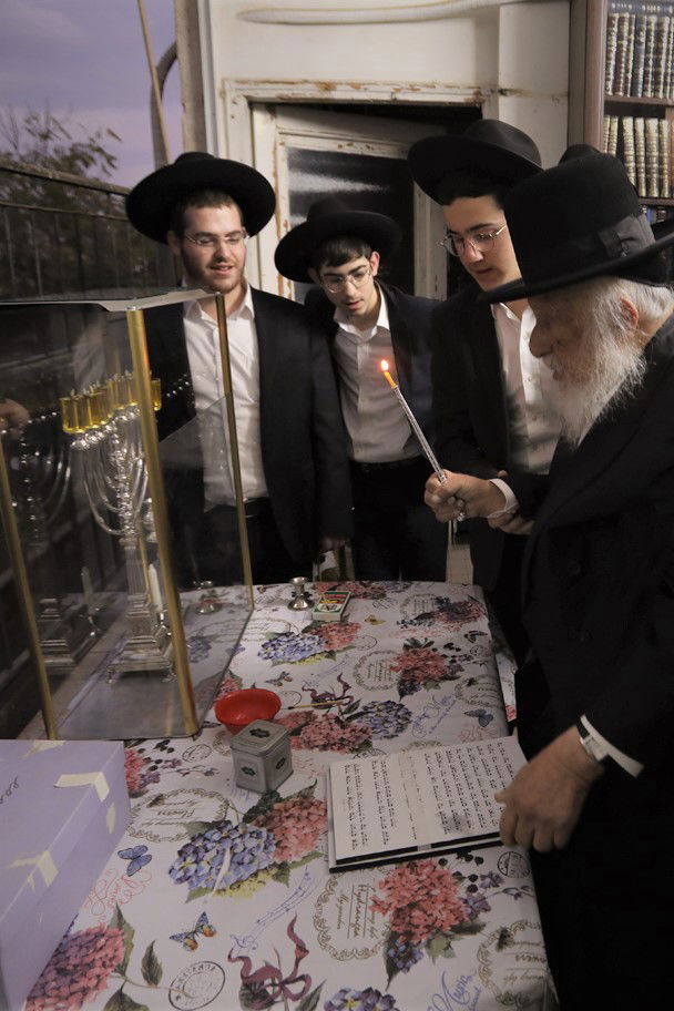 הגרב"ד פוברסקי בהדלקת נרות חנוכה • צפו