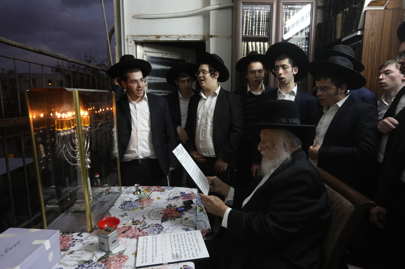 הגרב"ד פוברסקי בהדלקת נרות חנוכה • צפו