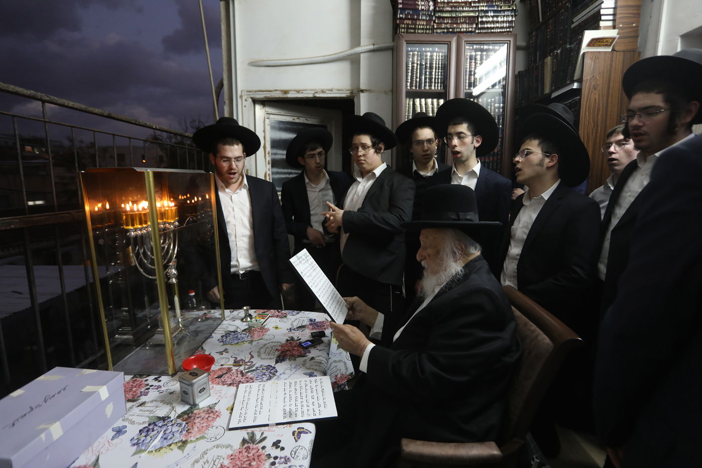 הגרב"ד פוברסקי בהדלקת נרות חנוכה • צפו