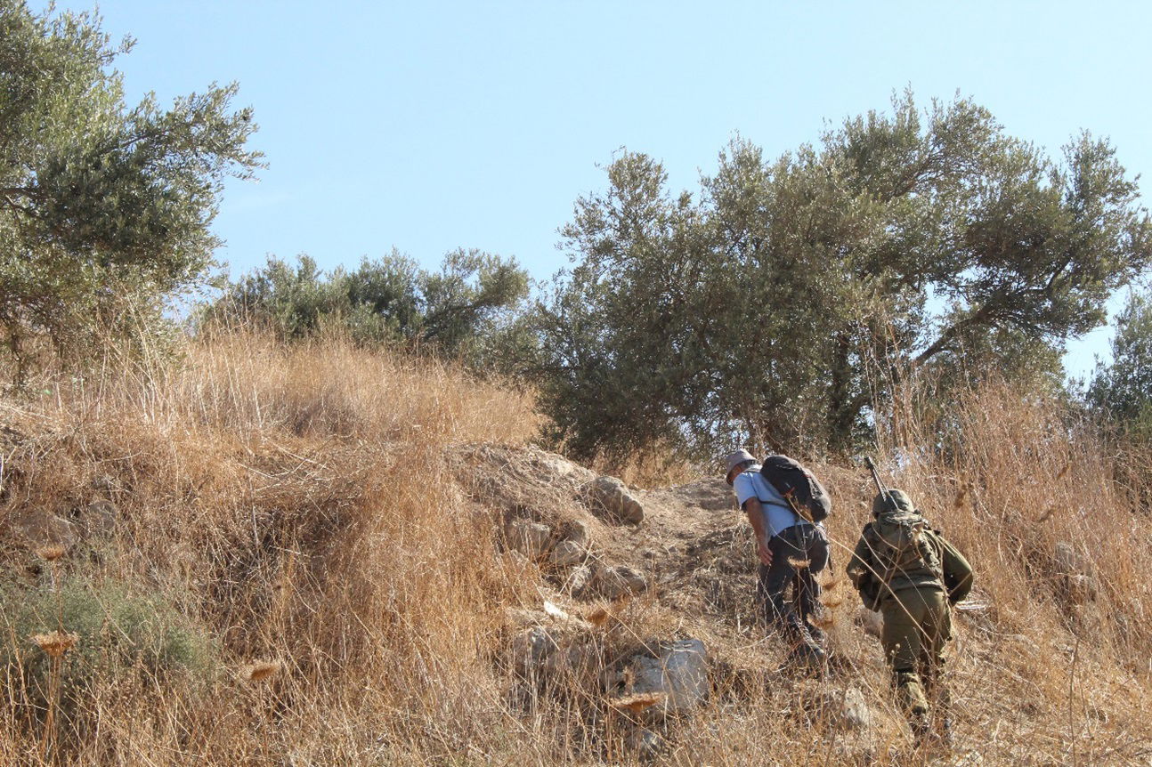 ז'אבו עולה לתל 'א-ראס' לשוחח עם נכבדי הכפר 'אל – מידיה'