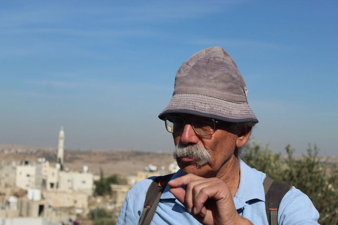 ז'אבו ארליך חוקר ארץ ישראל על רקע כפר 'אל – מידיה'