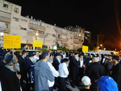 עשרות הפגינו ביהוד נגד הריסת בתי כנסת