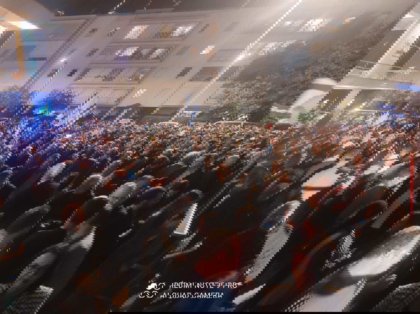 האלפים בהפגנה