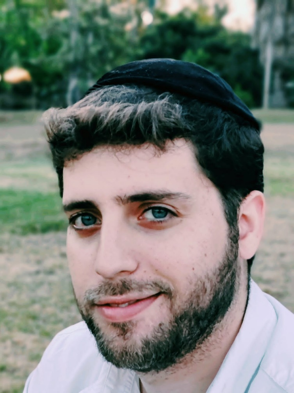 הרב אלחנן זומר מעיר התורה והחסידות בני ברק, בוגר ישיבת 'חברון גבעת מרדכי'