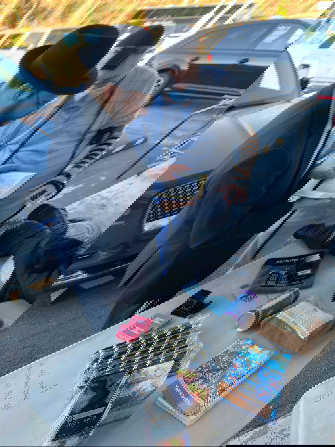 מעמידים דוכן תפילין ברחובה של עיר