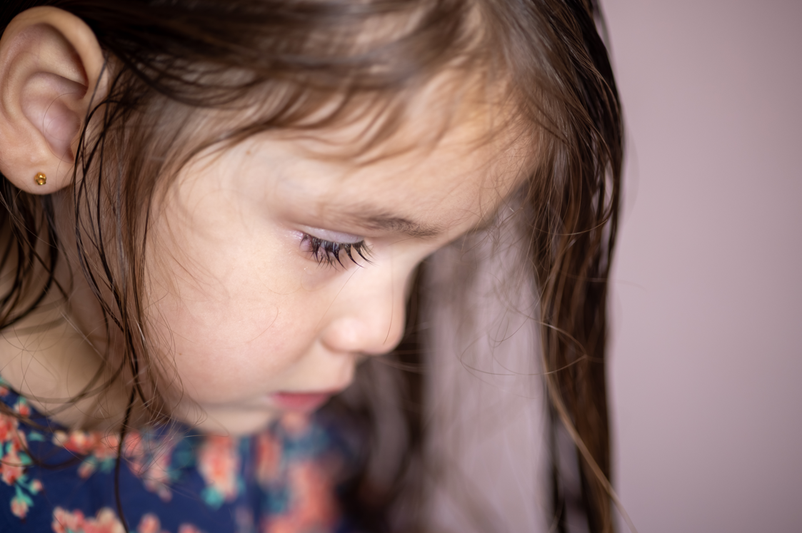 האם יציאה מהבית עם שיער רטוב באמת גורמת לשפעת?