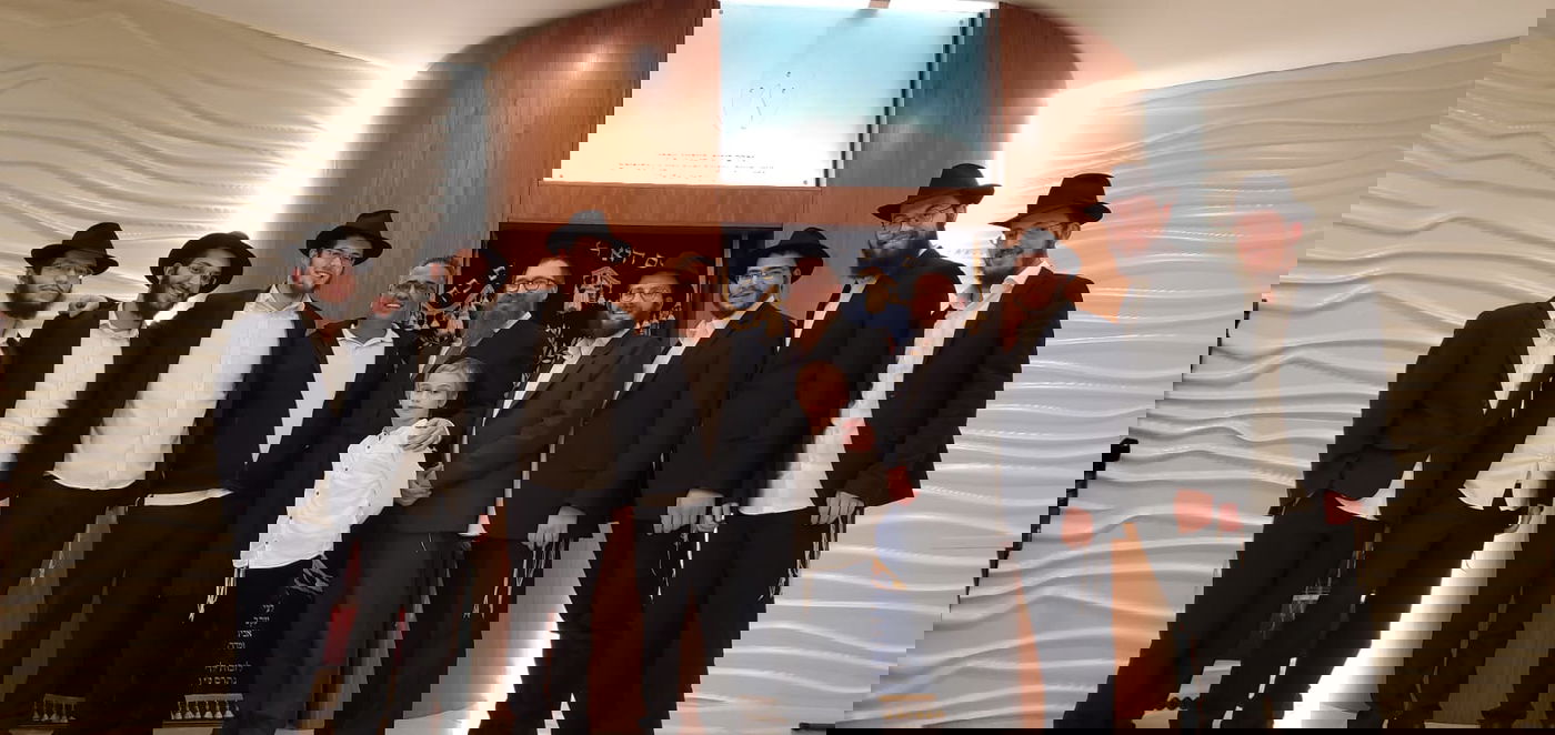 עם אחד השלוחים במהלך המסע