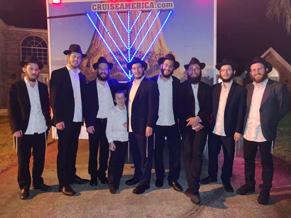 הבחורים שיצאו למסע על רגע החנוכייה