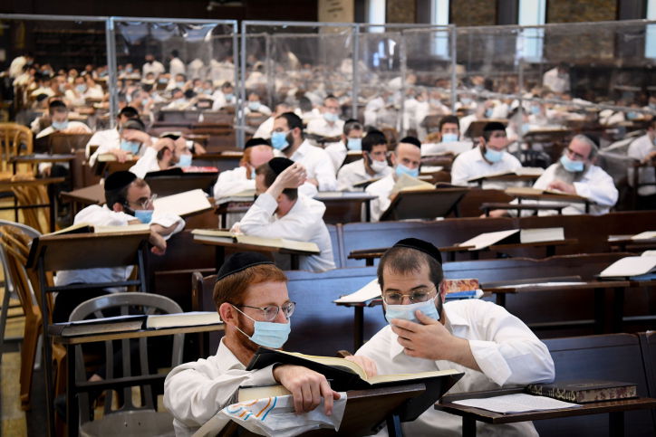 אברכים לומדים בכולל. ארכיון