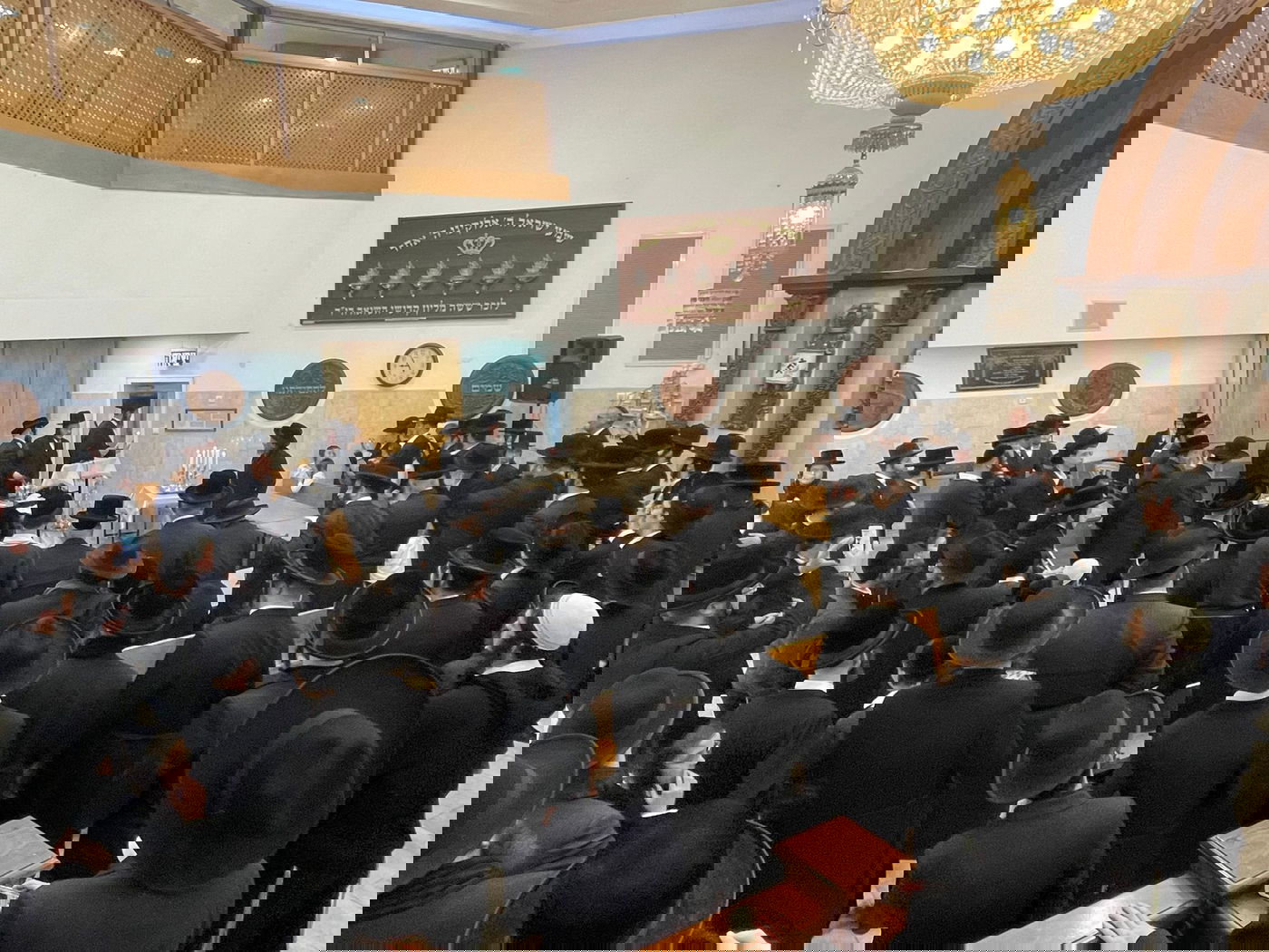 האדמו"ר מקאליב הדליק נר שמיני וחילק 'חנוכה געלט'