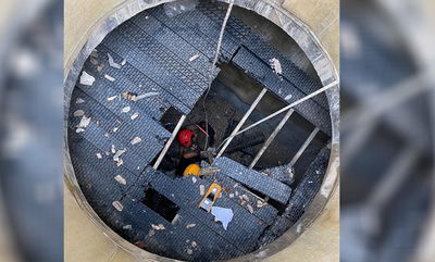 כך חולץ אזרח שנפל לבור בחניון בתל-אביב; צפו