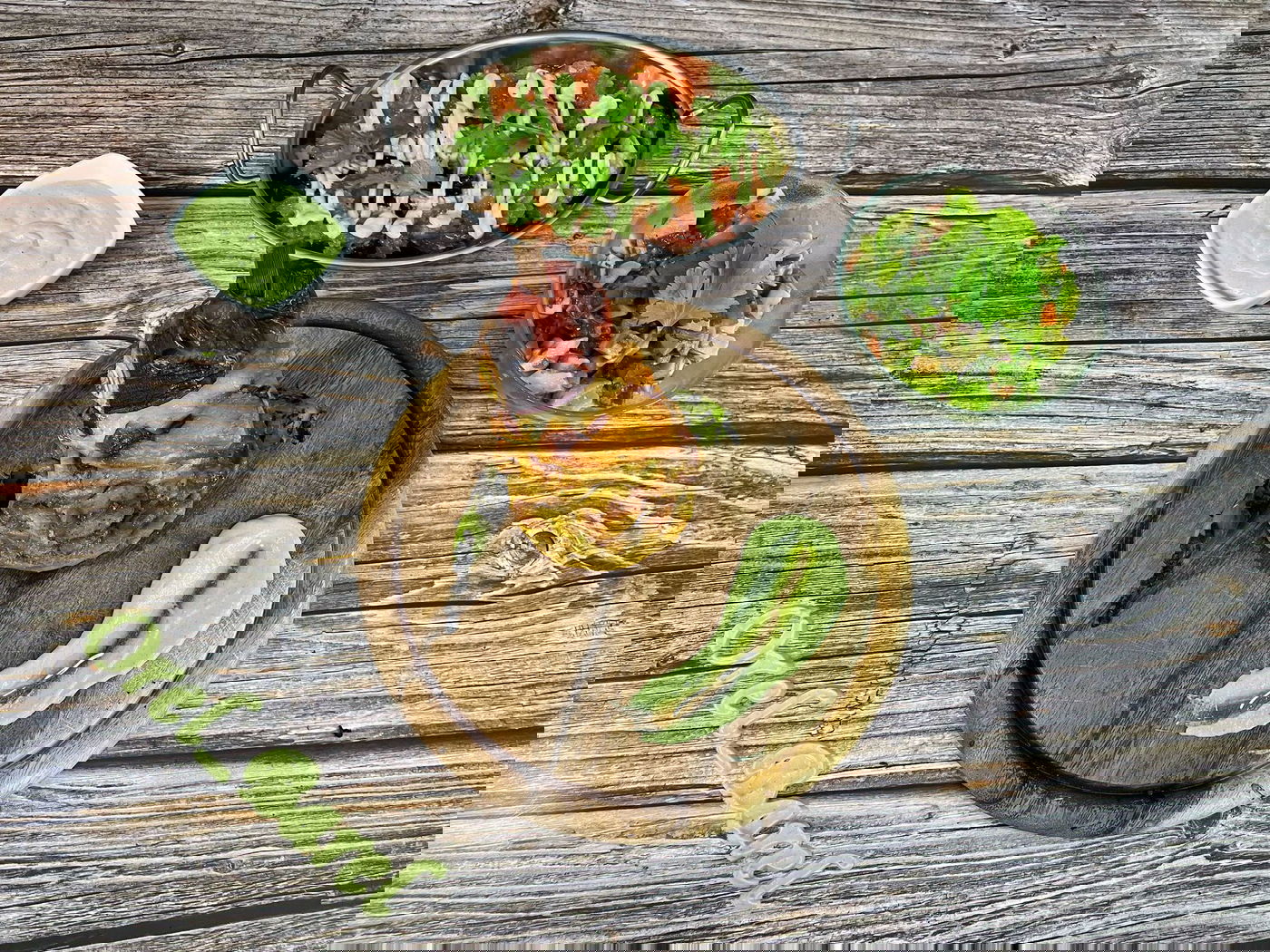 מתכון לשווארמה ביתית טעימה עם טחינה ירוקה וסלט חציל