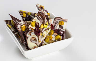 מ-5 מרכיבים בלבד: ממתק שוקולד עם פיסטוק וחמוציות