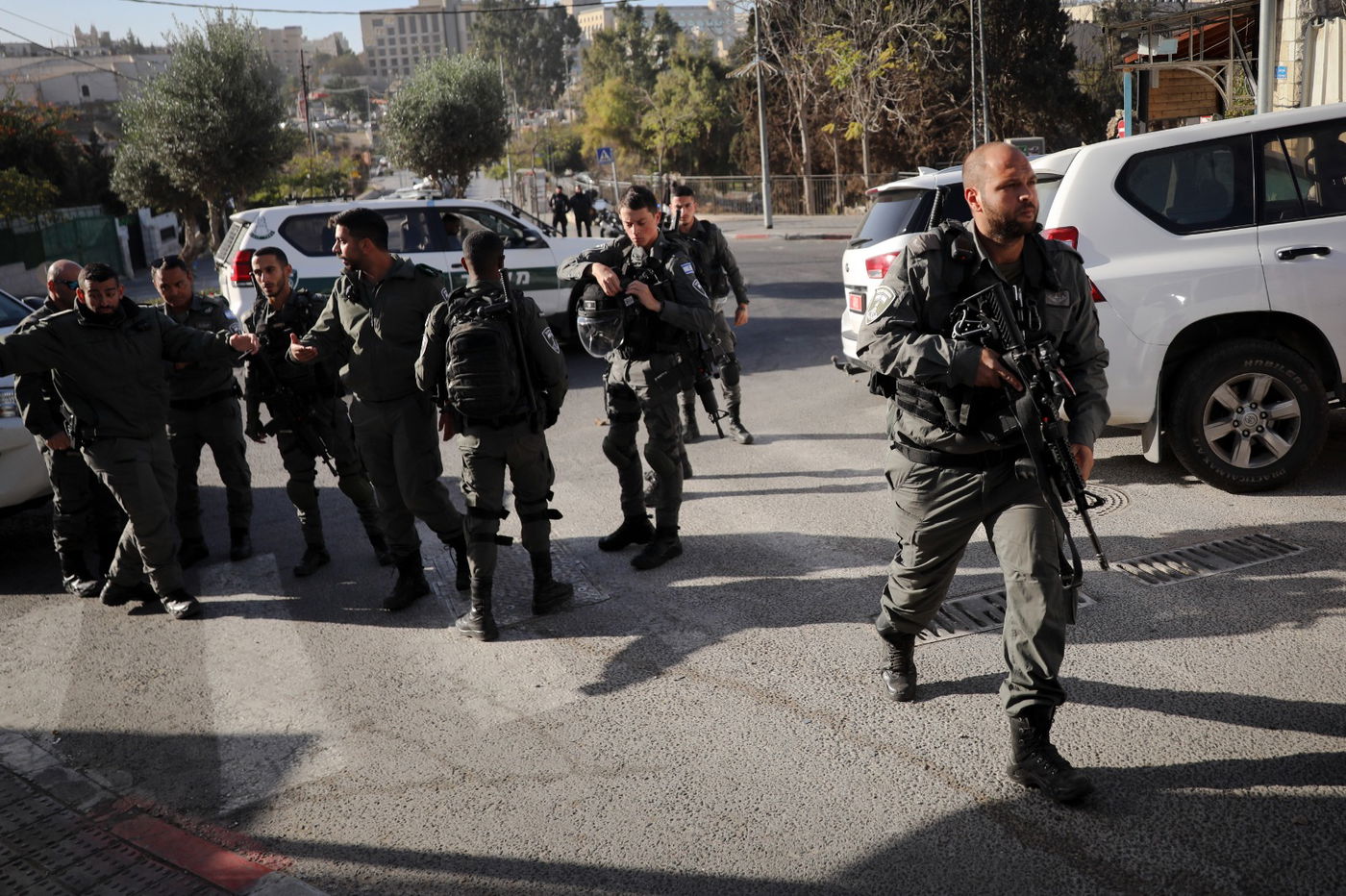 תיעוד: המחבלת צועדת ליד האם וילדיה - רגע לפני הפיגוע