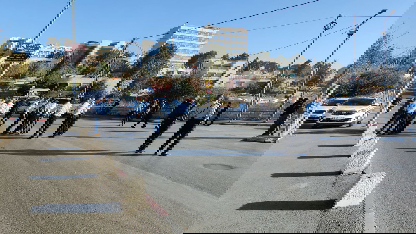 פיגוע דקירה בסמוך לקבר שמעון הצדיק; המחבלת נעצרה