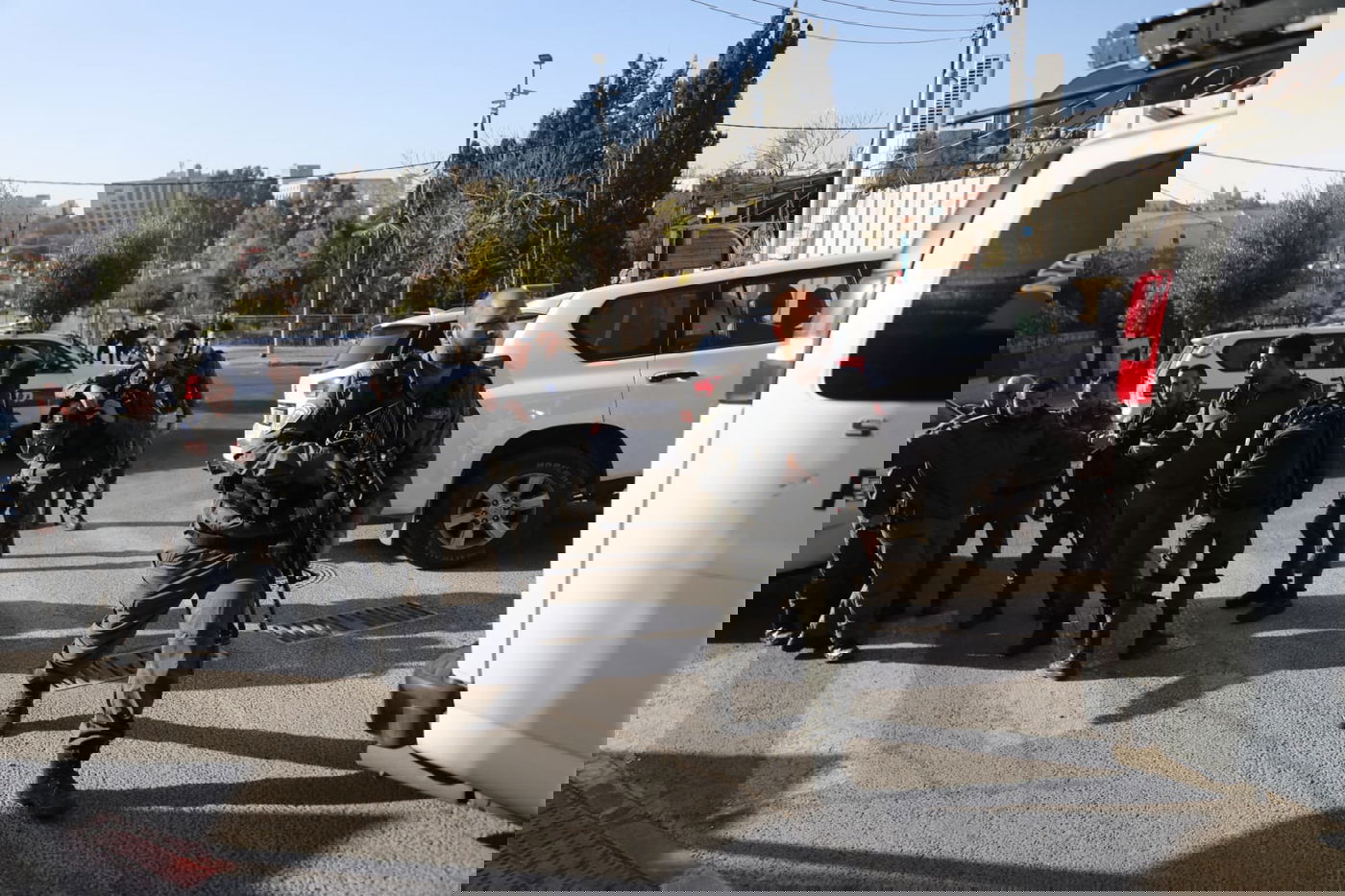 פיגוע דקירה בסמוך לקבר שמעון הצדיק; המחבלת נעצרה