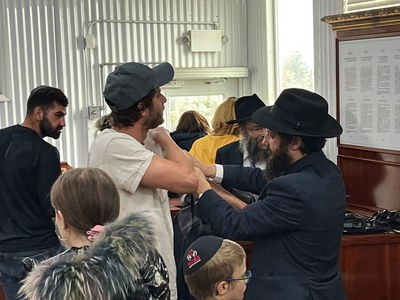 מיכאל אלוני בהנחת תפילין