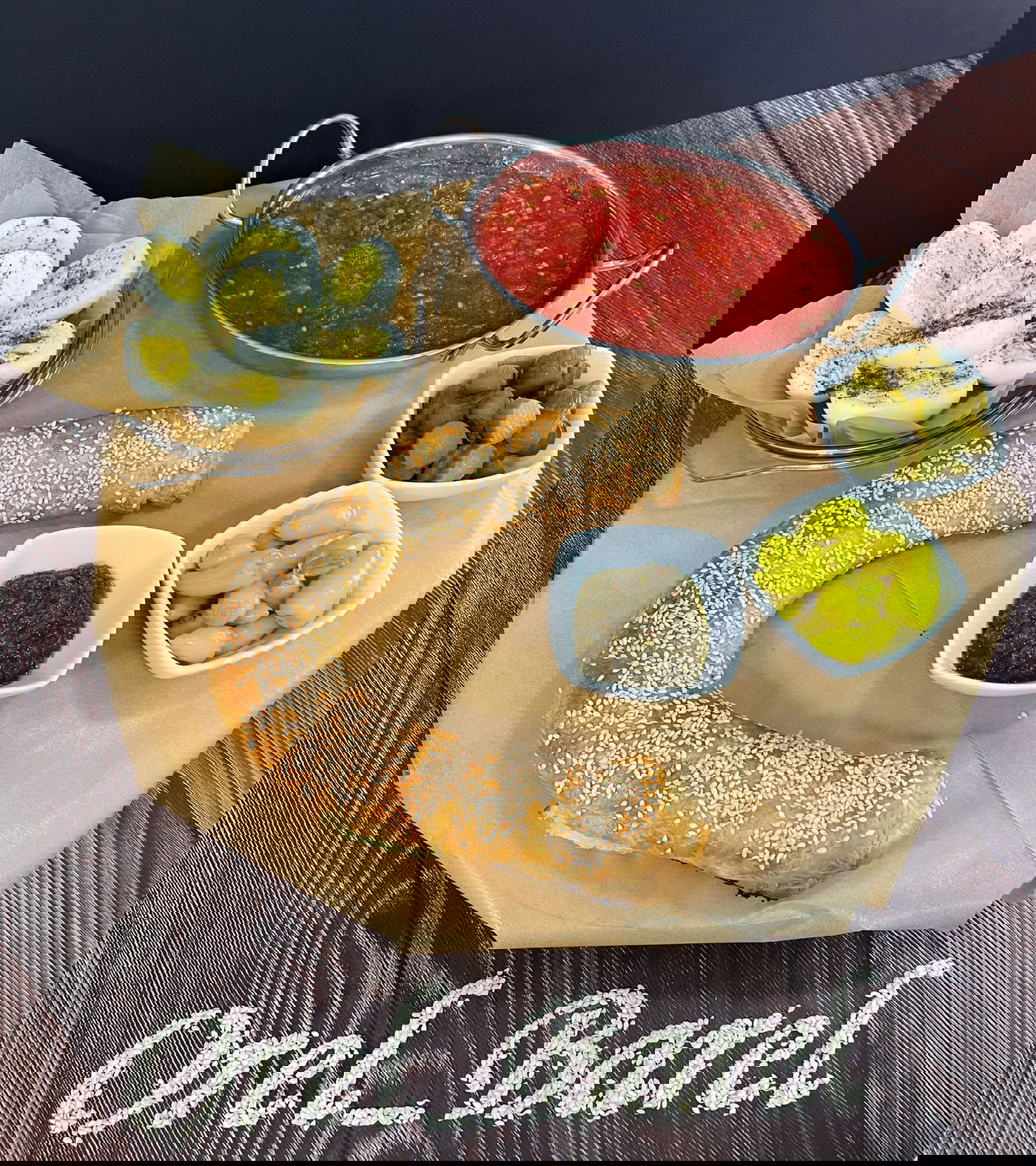 מתכון לזיוה: מאפה במילוי גבינות עם סלסת עגבניות חריפה