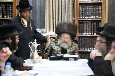 האדמו"ר מנדבורנא באניא באמירת דברי תורה