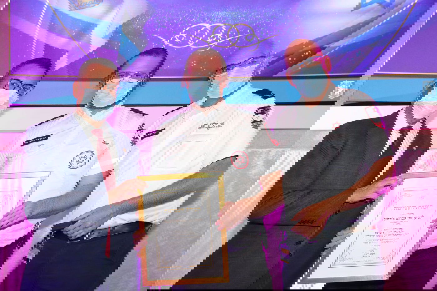 רה"ע העניק תעודת מצטיין למתנדב מד"א